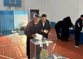 ӘКІМ САЙЛАУЫ: МАҚТААРАЛДА 80 ЖАСТАҒЫ ҚАРИЯ АЛҒАШҚЫЛАРДЫҢ БІРІ БОЛЫП ДАУЫС БЕРДІ