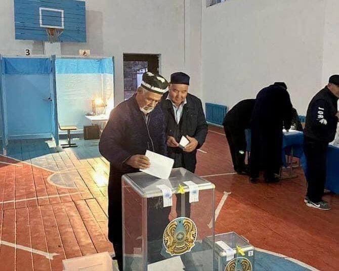 ӘКІМ САЙЛАУЫ: МАҚТААРАЛДА 80 ЖАСТАҒЫ ҚАРИЯ АЛҒАШҚЫЛАРДЫҢ БІРІ БОЛЫП ДАУЫС БЕРДІ