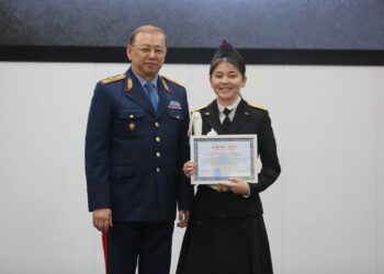 Департамент басшысы мектептердің қауіпсіздік жүйесін тексеріп, оқушылармен кездесті