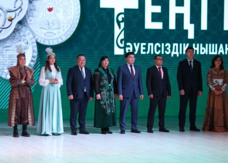 ТҮРКІСТАНДА ҚАРЖЫ САЛАСЫНЫҢ ҚЫЗМЕТКЕРЛЕРІНЕ ҚҰРМЕТ КӨРСЕТІЛДІ