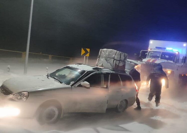 ТҮРКІСТАН ОБЛЫСЫНДА 300-ГЕ ЖУЫҚ АДАМ ҚАР ҚҰРСАУЫНАН ҚҰТҚАРЫЛДЫ