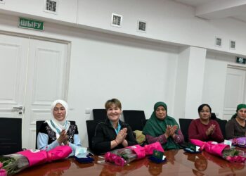 ТҮРКІСТАН: САУРАНДА МЕРЕКЕГЕ ОРАЙ ТӘУЕЛСІЗДІККЕ ҮЛЕС ҚОСҚАН АЗАМАТТАР МЕН КӨПБАЛАЛЫ АНАЛАР МАРАПАТТАЛДЫ