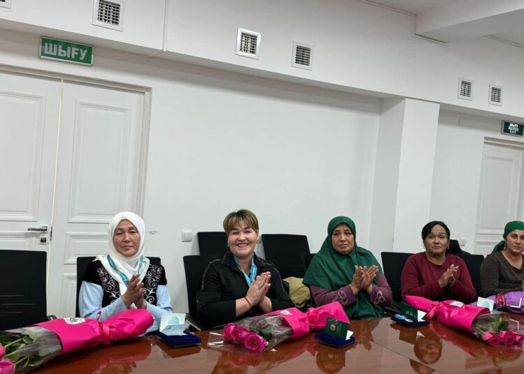 ТҮРКІСТАН: САУРАНДА МЕРЕКЕГЕ ОРАЙ ТӘУЕЛСІЗДІККЕ ҮЛЕС ҚОСҚАН АЗАМАТТАР МЕН КӨПБАЛАЛЫ АНАЛАР МАРАПАТТАЛДЫ