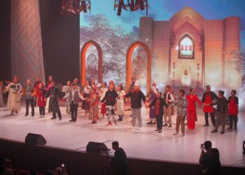 ТҮРКІСТАНДА АЛҒАШ РЕТ «ҚҰСТАР ҚАЙТЫП КЕЛЕДІ» МЮЗИКЛІ САХНАЛАНДЫ