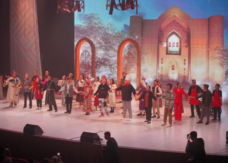 ТҮРКІСТАНДА АЛҒАШ РЕТ «ҚҰСТАР ҚАЙТЫП КЕЛЕДІ» МЮЗИКЛІ САХНАЛАНДЫ