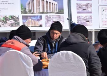 ТҮРКІСТАН: АЛҒЫС АЙТУ КҮНІНЕ ОРАЙ ЭТНОМӘДЕНИ БІРЛЕСТІКТЕР ҚҰРЫЛЫСШЫЛАРҒА ҚҰРМЕТ КӨРСЕТТІ