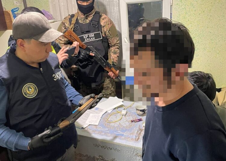 Полицейлер үйінен есірткі зертханасын жасаған есірткі сатушы жігіттерді ұстады