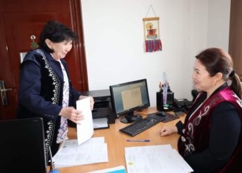 ТҮРКІСТАН ОБЛЫСЫНДАҒЫ ӘКІМДЕР МЕН МЕМЛЕКЕТТІК ҚЫЗМЕТШІЛЕР ЖҰМЫСҚА ҰЛТТЫҚ КИІММЕН КЕЛДІ