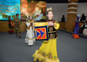 ТҮРКІСТАНДЫҚ БИШІЛЕР ЭТНО СТИЛЬДЕГІ ҰЛТТЫҚ КИІМ ҮЛГІЛЕРІНІҢ ТОПТАМАСЫН КӨРСЕТТІ