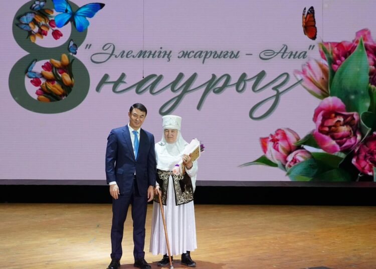 ТҮРКІСТАНДА «ӘЛЕМНІҢ ЖАРЫҒЫ – АНА» МЕРЕКЕЛІК ІС-ШАРАСЫНДА АРДАҚТЫ АНАЛАР МЕН АРУЛАРҒА ҚҰРМЕТ КӨРСЕТІЛДІ