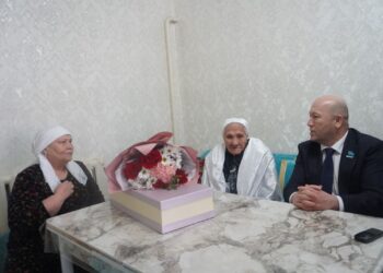 Мәслихат төрағасы алтын құрсақты аналар мен ақ жаулықты әжелерді үйіне барып құттықтады