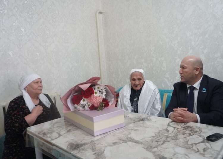 Мәслихат төрағасы алтын құрсақты аналар мен ақ жаулықты әжелерді үйіне барып құттықтады