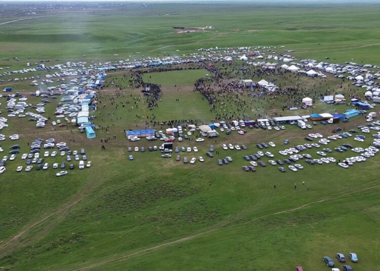 КЕЛЕС: КЕҢ ЖАЙЛАУДА АТАЛЫП ӨТКЕН ӘЗ-НАУРЫЗДЫ 10 МЫҢНАН АСА АДАМ ТАМАШАЛАДЫ