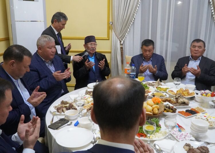 БӘЙДІБЕК: АУДАН ӘКІМІ АРНАЙЫ ДАСТАРХАН ЖАЙЫП АУЫЗАШАР БЕРДІ