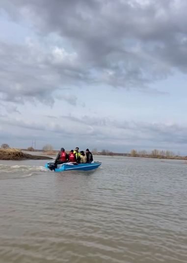 ТҮРКІСТАН ЖҰРТШЫЛЫҒЫ АТЫНАН СУ БАСҚАН АЙМАҚТАРҒА ГУМАНИТАРЛЫҚ КӨМЕК ЛЕГІ ЖАЛҒАСЫП ЖАТЫР