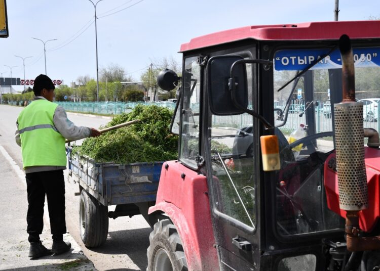 ТҮРКІСТАН: ОТЫРАРДА ЭКОЛОГИЯЛЫҚ АКЦИЯ АЯСЫНДА САЯБАҚТАР МЕН ДЕМАЛЫС ОРЫНДАРЫ ҚОҚЫСТАН ТАЗАРТЫЛЫП ЖАТЫР