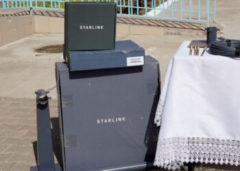 ТҮРКІСТАН ОБЛЫСЫНЫҢ ШАЛҒАЙ АУЫЛДАРЫНДАҒЫ МЕКТЕПТЕРІ ИЛОН МАСКТЫҢ STARLINK ИНТЕРНЕТ ЖЕЛІСІНЕ ҚОСЫЛА БАСТАДЫ