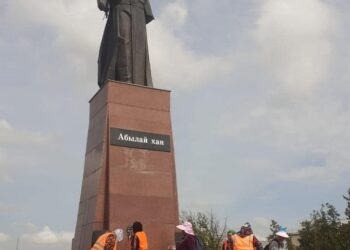 «КИЕЛІ МЕКЕН»: САЙРАМДА ТАРИХИ ОРЫНДАР МЕН ЕСКЕРТКІШТЕР АЙМАҒЫНДА ТАЗАЛЫҚ ЖҰМЫСТАРЫ ЖҮРІП ЖАТЫР
