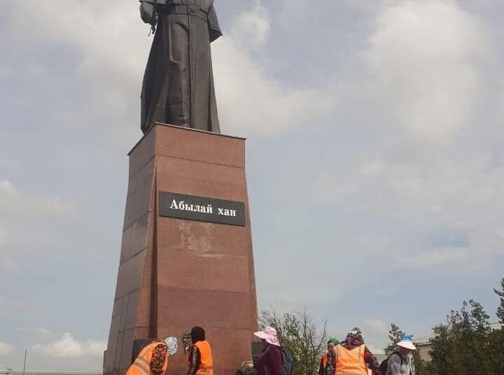 «КИЕЛІ МЕКЕН»: САЙРАМДА ТАРИХИ ОРЫНДАР МЕН ЕСКЕРТКІШТЕР АЙМАҒЫНДА ТАЗАЛЫҚ ЖҰМЫСТАРЫ ЖҮРІП ЖАТЫР