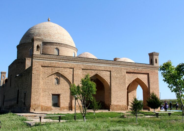 «КИЕЛІ МЕКЕН»: ОРДАБАСЫДА КӨНЕ ИШАНБАЗАР МЕШІТІНІҢ АУМАҒЫНДА КӨГАЛДАНДЫРУ ЖҰМЫСТАРЫ ЖҮРДІ