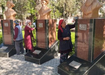 «КИЕЛІ МЕКЕН»: САРЫАҒАШТА ҰЛЫ ТҰЛҒАЛАРДЫҢ ЕСКЕРТКІШТЕРІНЕ ТАЗАЛЫҚ ЖҰМЫСТАРЫ ЖҮРГІЗІЛДІ