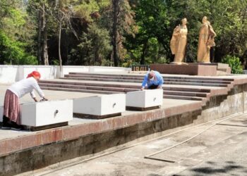 «КИЕЛІ МЕКЕН»: САРЫАҒАШ АУДАНЫНДАҒЫ ЕСКЕРТКІШТЕР АУМАҒЫНДА ТАЗАЛЫҚ ЖҰМЫСТАРЫ ЖҮРУДЕ