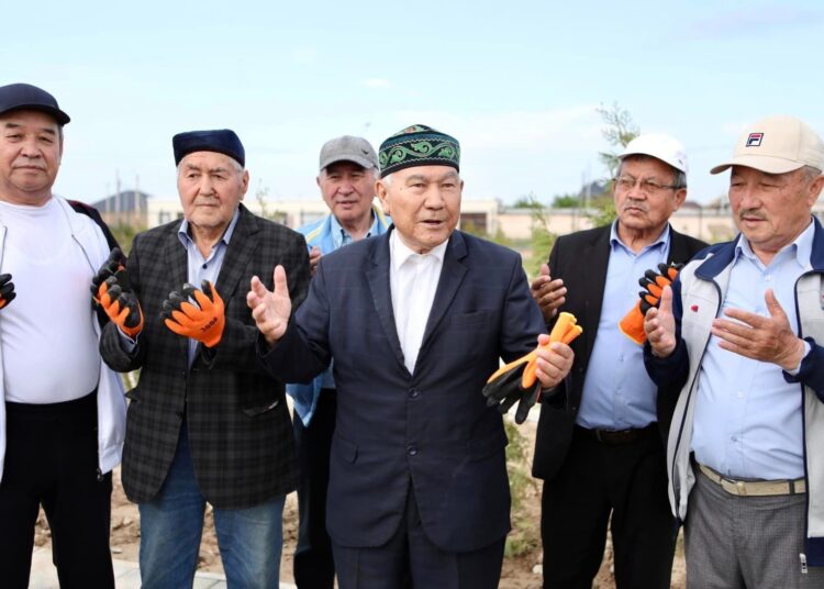 «ЖАСЫЛ АЙМАҚ»: ТҮРКІСТАНДЫҚ АРДАГЕРЛЕР САЯБАҚҚА 100 ДАНА АРША АҒАШЫН ОТЫРҒЫЗДЫ