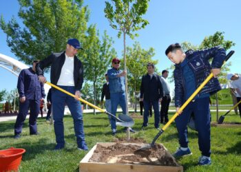 «ТАЗА ҚАЗАҚСТАН»: ТҮРКІСТАН ОБЛЫСЫНЫҢ ӘКІМІ ТҰРҒЫНДАРМЕН БІРГЕ «ЖІБЕК ЖОЛЫ» САЯБАҒЫНА КӨШЕТ ОТЫРҒЫЗДЫ