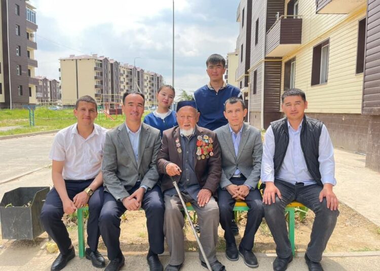 САРЫАҒАШТЫҚ ЖАСТАР 101 ЖАСҚА КЕЛГЕН СОҒЫС АРДАГЕРІНІҢ ҮЙ АУЛАСЫН ТАЗАЛАДЫ