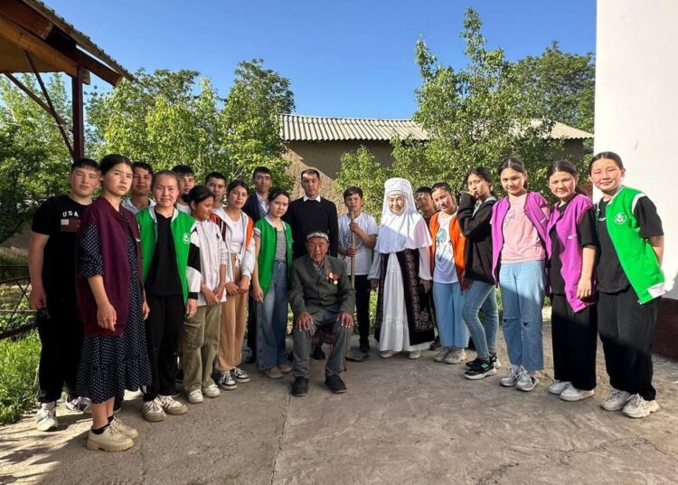 ТҮРКІСТАН ОБЛЫСЫНДА «ӨНЕГЕЛІ ҰРПАҚ» АПТАЛЫҒЫНДА АРДАГЕРЛЕРДІҢ ҮЙ АУЛАСЫНДА СЕНБІЛІКТЕР ӨТІП ЖАТЫР