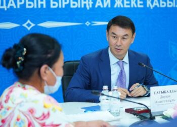 ТҮРКІСТАН ОБЛЫСЫНЫҢ ӘКІМІ ДАРХАН САТЫБАЛДЫ КЕЛЕСТІК ТҰРҒЫНДАРҒА ЖЕКЕ ҚАБЫЛДАУЫН ӨТКІЗДІ