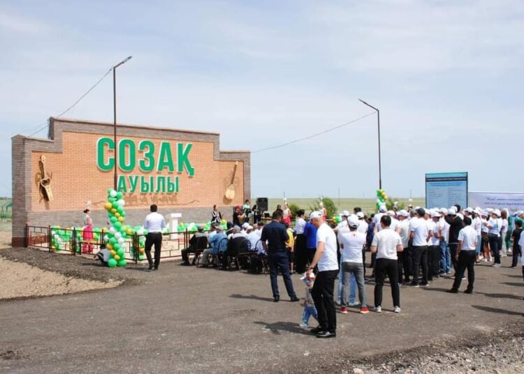 ТҮРКІСТАН: СОЗАҚТЫҢ ТҮЛЕКТЕРІ 20 ЖЫЛДЫҚ ҚҰРМЕТІНЕ БІР ОТБАСЫНА БАСПАНА СЫЙЛАП, АУЫЛҒА ҚАҚПА САЛЫП БЕРДІ