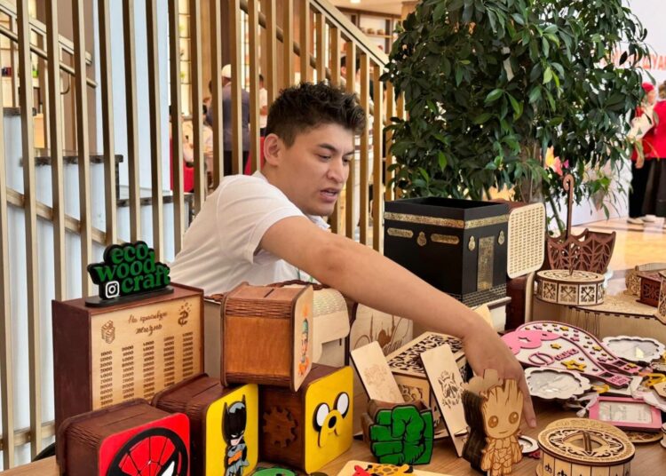 ТҮРКІСТАНДА ЕРЕКШЕ ЖАСТАРДЫҢ ӨНЕР ТУЫНДЫЛАРЫНЫҢ КӨРМЕСІ ӨТТІ