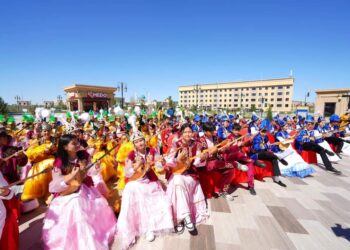 ТҮРКІСТАНДА ХАЛЫҚАРАЛЫҚ БАЛАЛАРДЫ ҚОРҒАУ КҮНІНДЕ 500 ОҚУШЫ БІР МЕЗЕТТЕ КҮЙ ТАРТТЫ