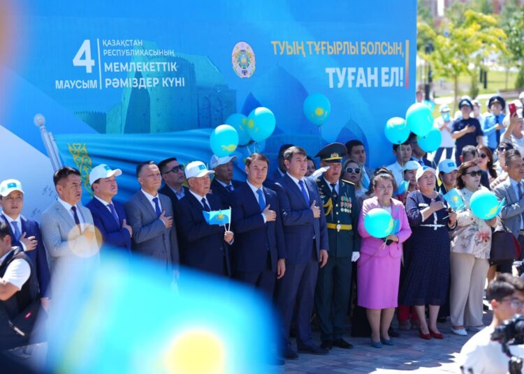 ТҮРКІСТАНДА МЕМЛЕКЕТТІК РӘМІЗДЕР КҮНІ ӘНҰРАН ШЫРҚАЛЫП, ТУ КӨТЕРІЛДІ