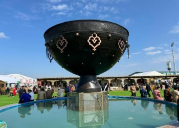 ӨНЕРЛЕРІМЕН КӨПШІЛІКТІ ТӘНТІ ЕТТІ