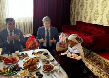 ЖҮЗ ЖАСАҒАН АНАҒА ҚҰРМЕТ КӨРСЕТІЛДІ