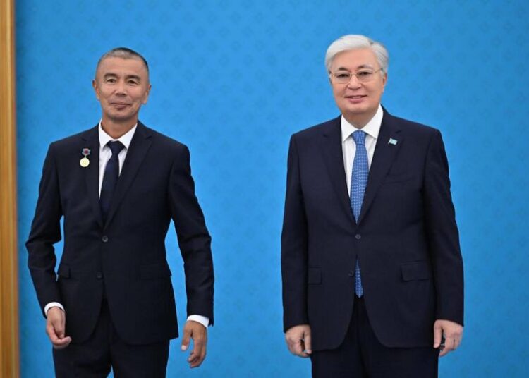 ҰСТАЗ МЕМЛЕКЕТ БАСШЫСЫНЫҢ МАРАПАТЫН АЛДЫ