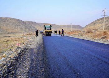 КЕНТАУДА АУЫЛ КӨШЕЛЕРІНЕ АСФАЛЬТ ТӨСЕЛІП ЖАТЫР