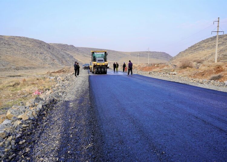 КЕНТАУДА АУЫЛ КӨШЕЛЕРІНЕ АСФАЛЬТ ТӨСЕЛІП ЖАТЫР