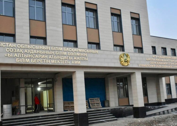 СОЗАҚ АУДАНЫНДА «ЖАЙЛЫ МЕКТЕП» ЖОБАСЫМЕН 900 ОРЫНДЫҚ БІЛІМ ОРДАСЫ БОЙ КӨТЕРУДЕ