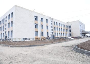 САРЫАҒАШТА «ЖАЙЛЫ МЕКТЕП» ЖОБАСЫМЕН 900 ОРЫНДЫҚ ҚОС МЕКТЕПТІҢ ҚҰРЫЛЫС ЖҰМЫСТАРЫ ЖҮРГІЗІЛУДЕ