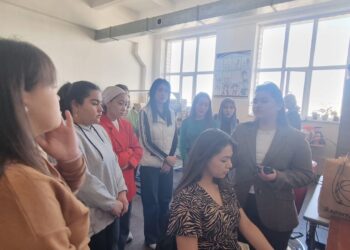 Кәсіпкер шеберлік сабағын өткізіп, заманауи шаштараздық өнердің техникасын көрсетті