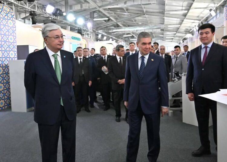 Қасым-Жомарт Тоқаев пен Гурбангулы Бердімұхамедов өнеркәсіп көрмесін аралап көрді