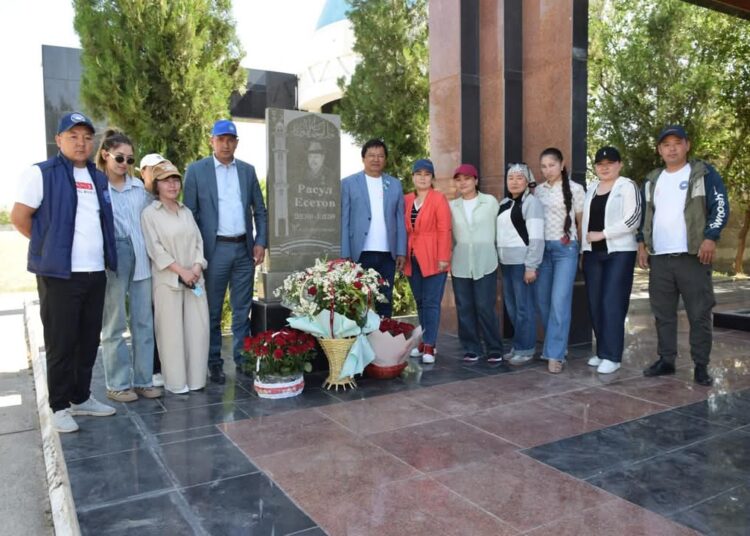 «ТАЗА ҚАЗАҚСТАН»: ТҮРКІСТАНДА ҰЛЫ ЖЕҢІСТІҢ 80 ЖЫЛДЫҒЫНА ОРАЙ МАЙДАНГЕРЛЕРДІҢ ЗИРАТЫНДА ТАЗАЛЫҚ ЖҰМЫСТАРЫ ЖҮРГІЗІЛДІ