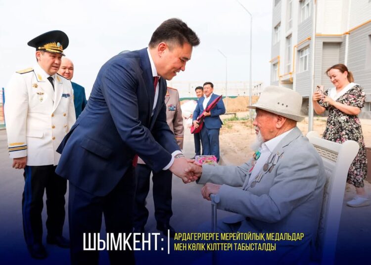 ШЫМКЕНТ: АРДАГЕРЛЕРГЕ МЕРЕЙТОЙЛЫҚ МЕДАЛЬДАР МЕН КӨЛІК КІЛТТЕРІ ТАБЫСТАЛДЫ