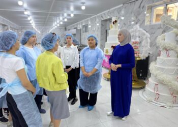 Өндіріске бір қадам: оқушылар кондитер цехында кәсіби бағыт алды