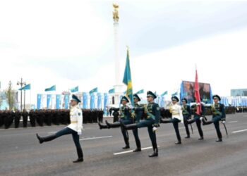 Қазақстан Республикасы Мемлекеттік күзет қызметінің ту ұстаушылар тобы Мемлекеттік туды және Жеңіс туын алаңға алып келді