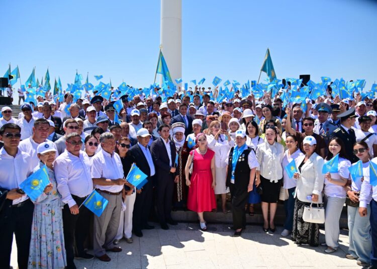 Гимн в тысячи сердец: Шымкент отпраздновал День государственных символов у самого высокого флага мегаполиса