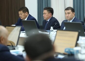 ҚАНАТ БОЗЫМБАЕВ ТАРАЗДА ОБЛЫСТАР ЖӘНЕ ШЫМКЕНТ ҚАЛАСЫНЫҢ ӘКІМДЕРІМЕН ОҢТҮСТІК ӨҢІРЛЕРДІҢ ӘЛЕУМЕТТІК-ЭКОНОМИКАЛЫҚ ДАМУЫН ТАЛҚЫЛАДЫ
